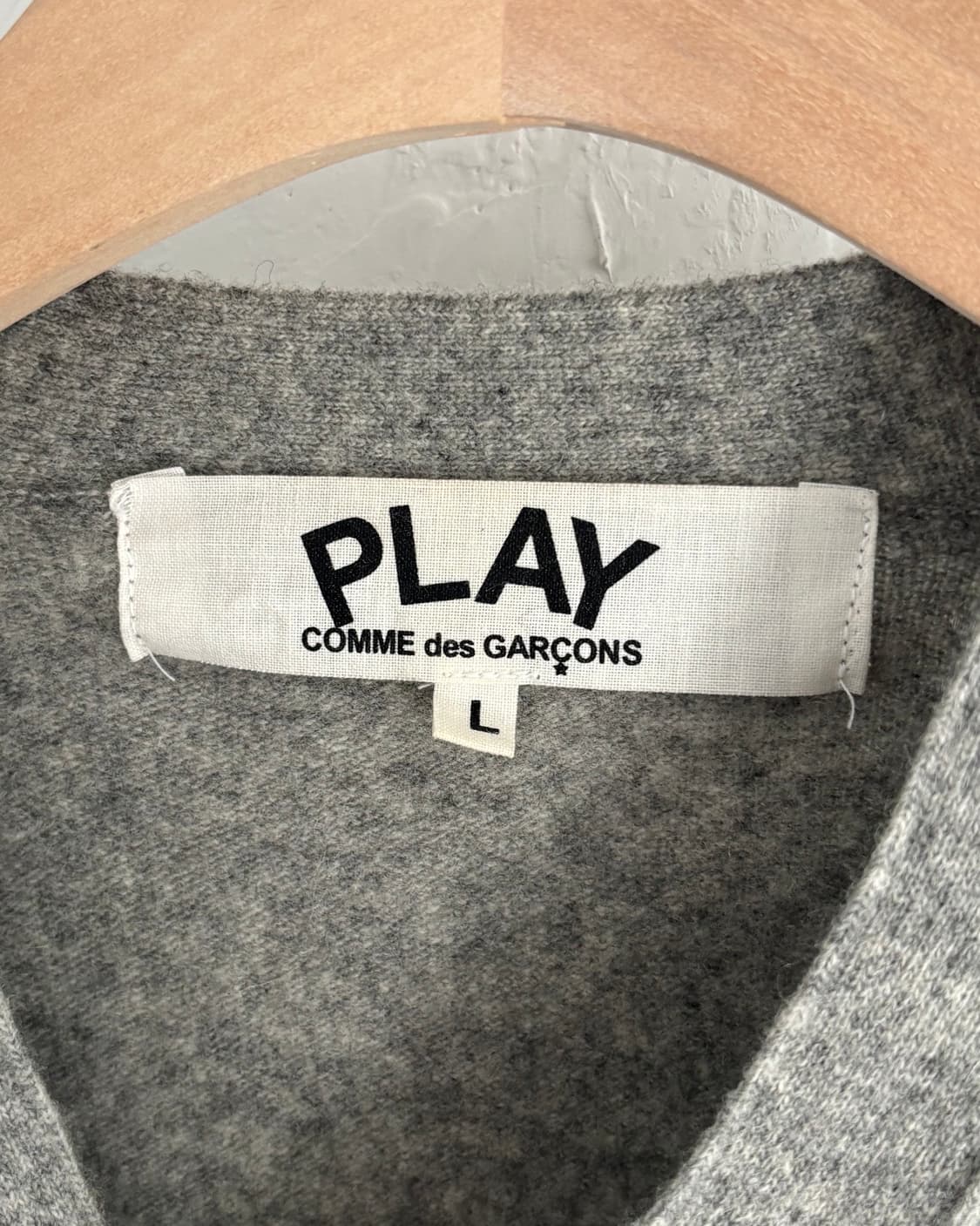 COMMEdesGARCONS 꼼데가르송 화이트 와펜 그레이 컬러 브이넥  상품이미지4