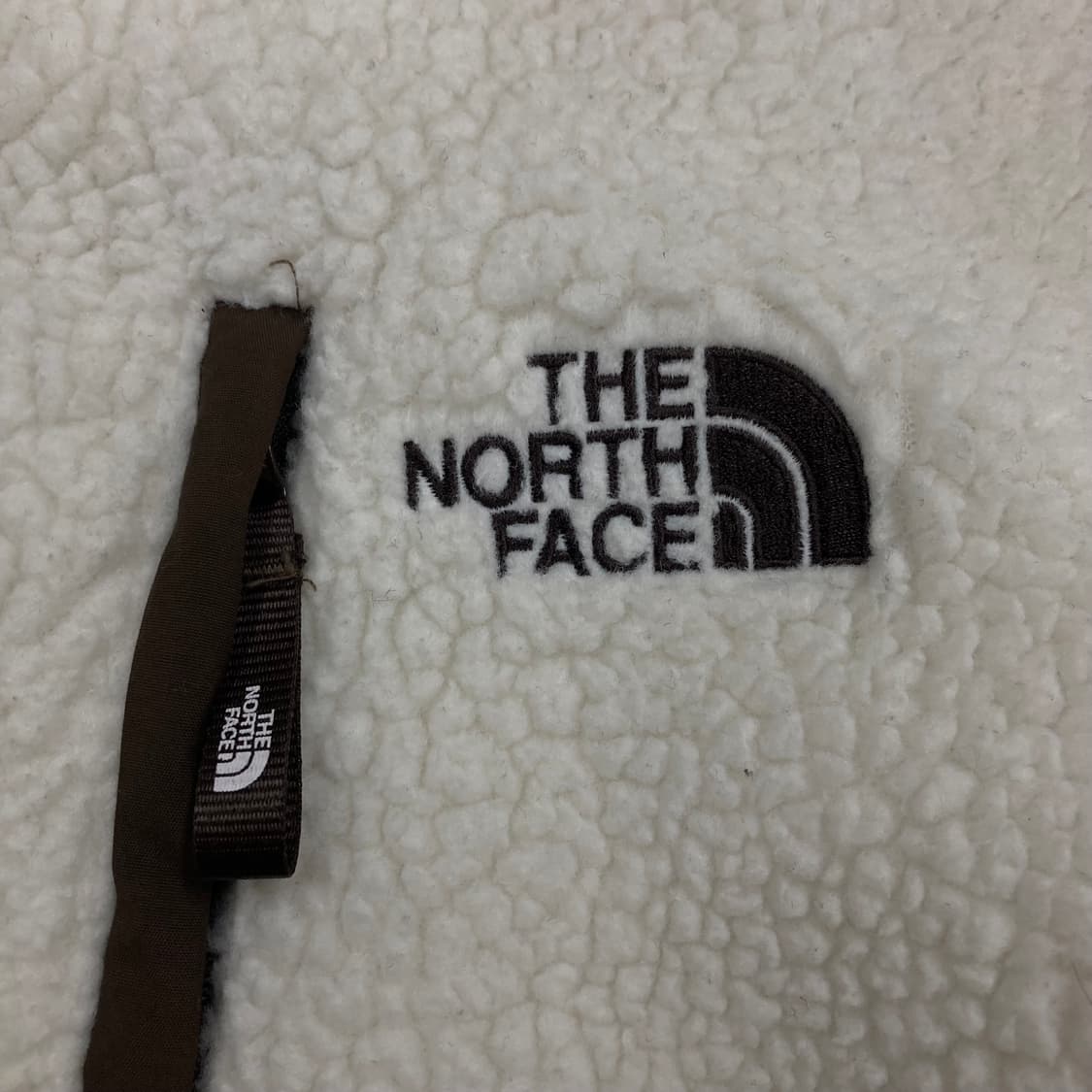 노스페이스 화이트 컬러 스몰 로고 쉐르파 자켓 상품이미지2