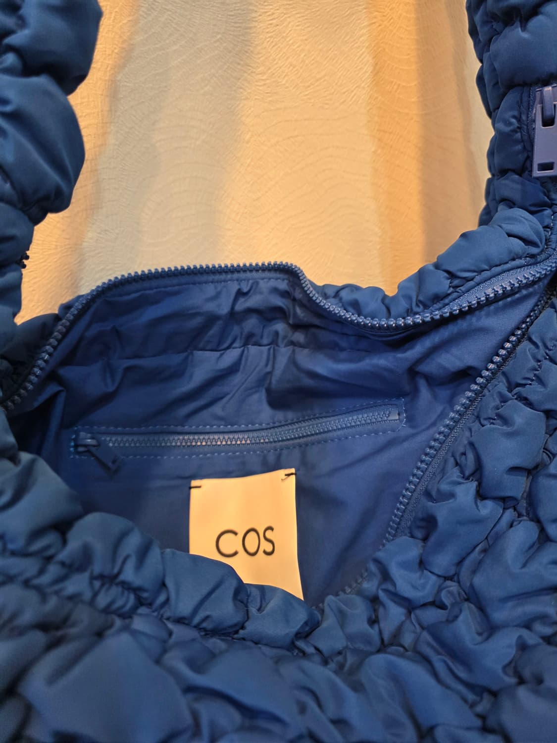 코스 오버사이즈 퀼티드 크로스바디백 블루 상품이미지1