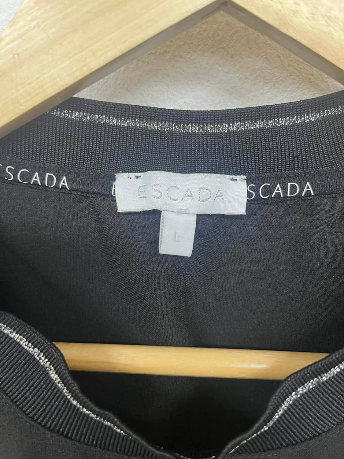 [L] Escada 에스까다 24년 신형 텍스처 우븐 반팔 티셔츠 상품이미지5