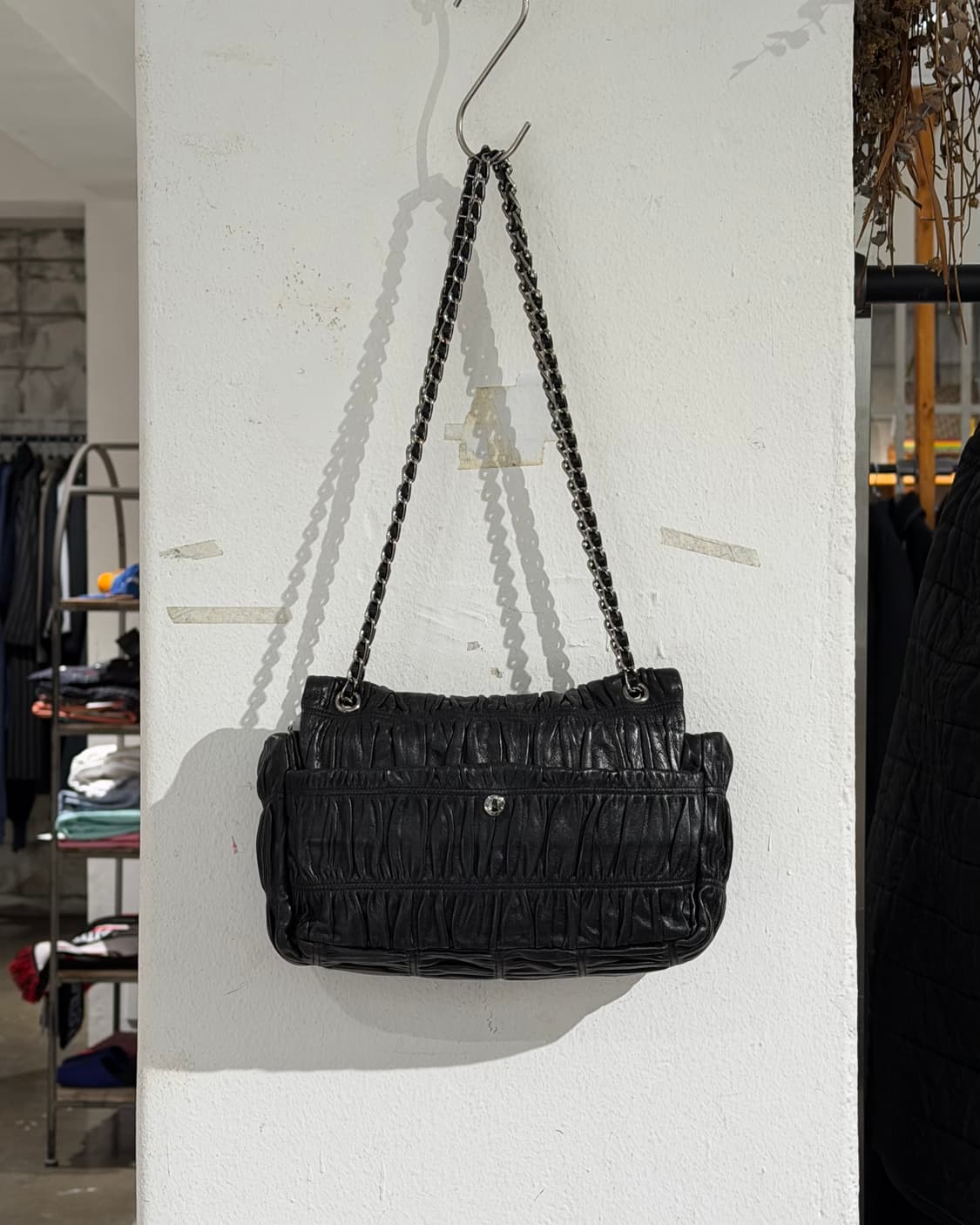 프라다 블랙 레더 고프레 체인 숄더백 상품이미지4