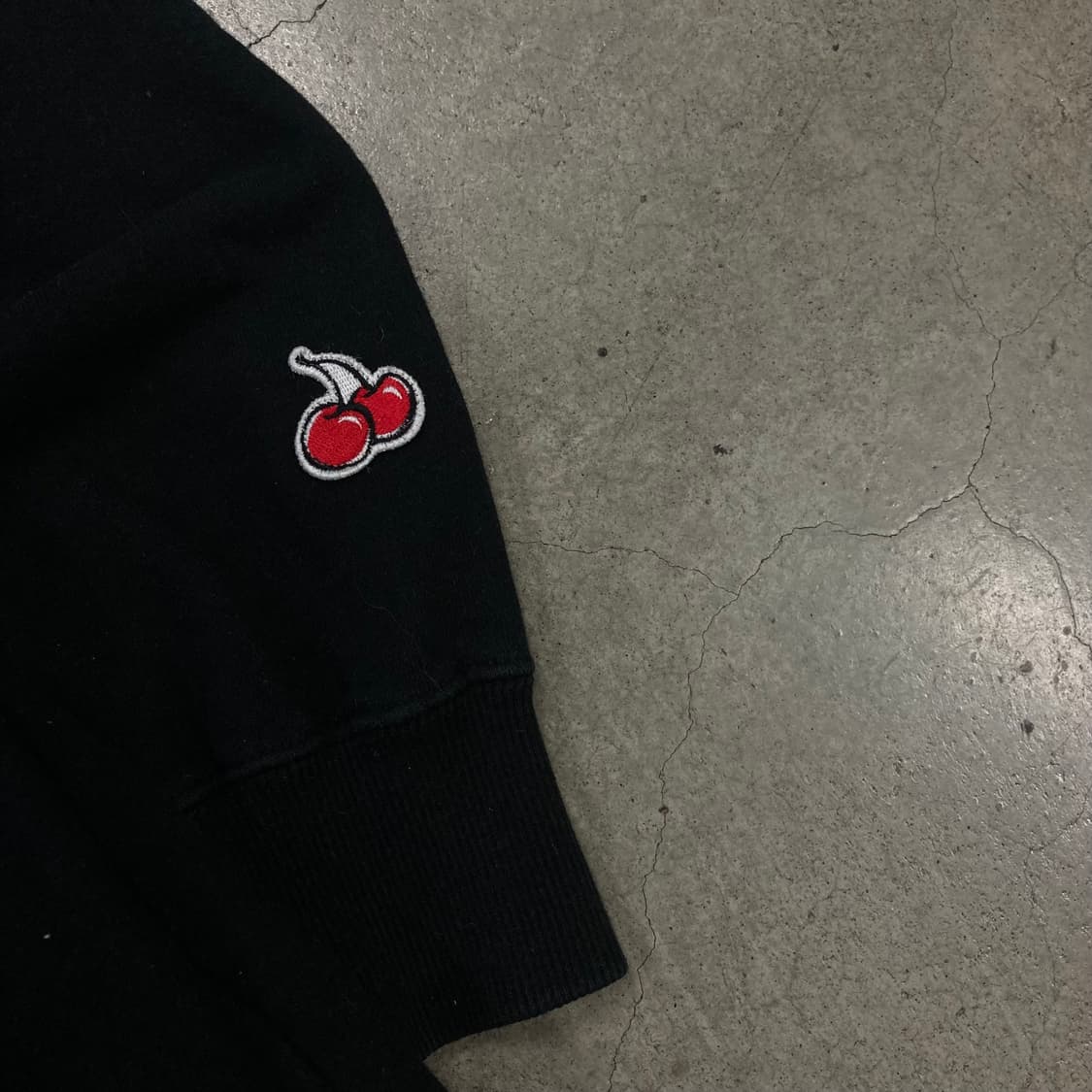 키르시 블랙 컬러 체리 로고 맨투맨 상품이미지3