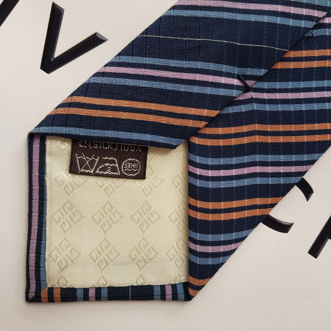 지방시 실크 네이비 스트라이프 넥타이 7.9cm A+~A등급 K2438
 상품이미지7