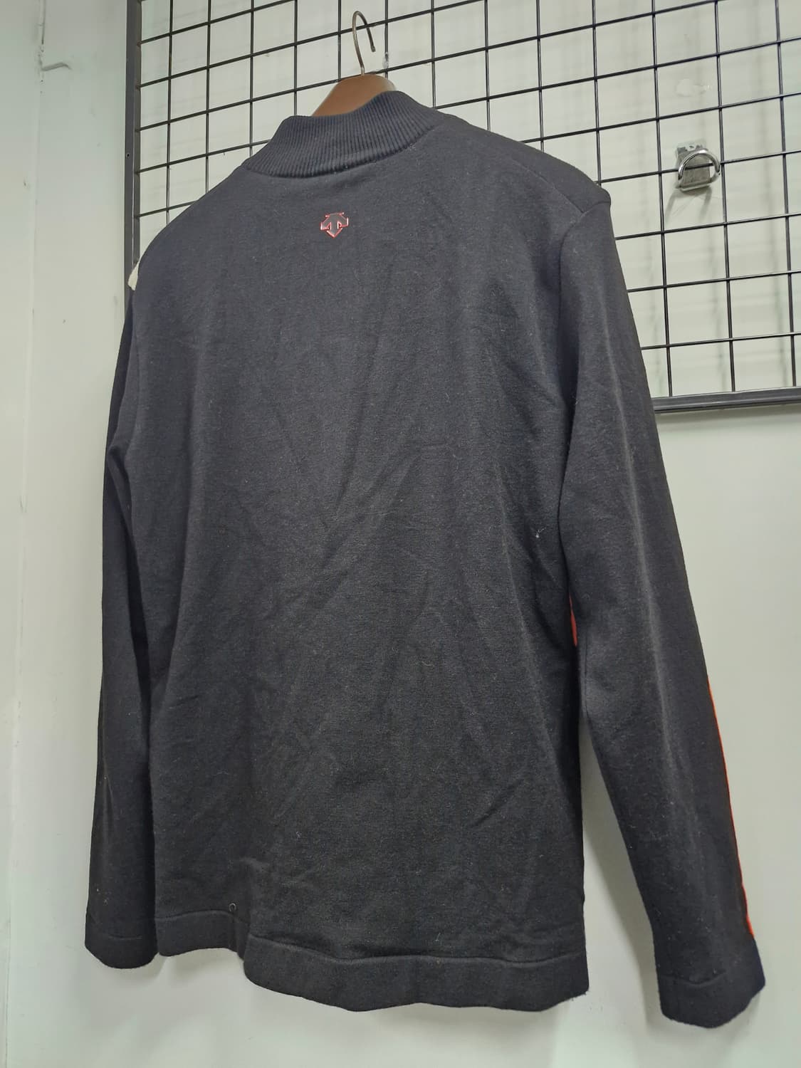 100-105XL 데상트 골프 라인블록 방풍 니트스웨터. 상품이미지8