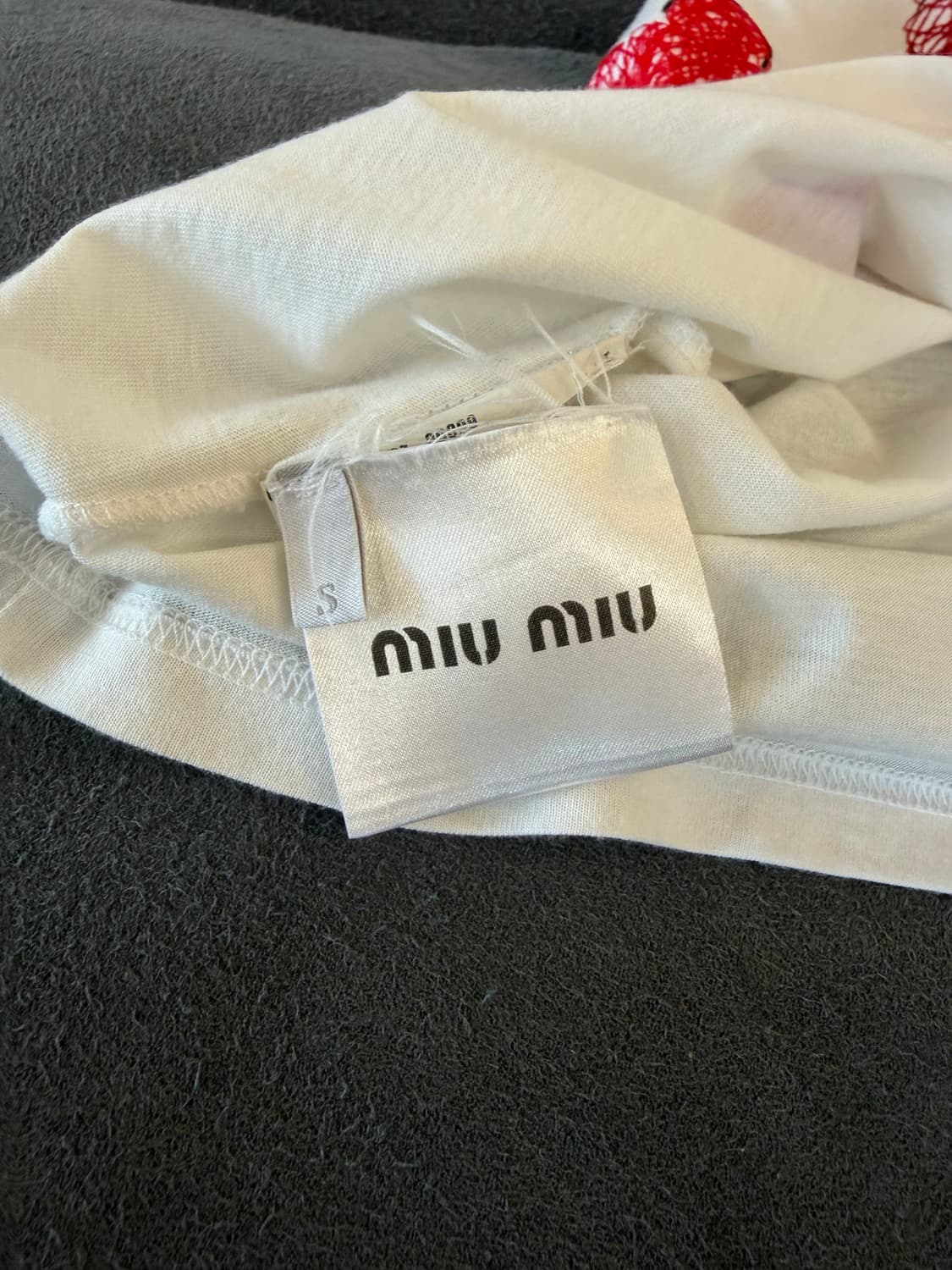 미우미우 14SS 벨벳 하트 슬리브리스 상품이미지9