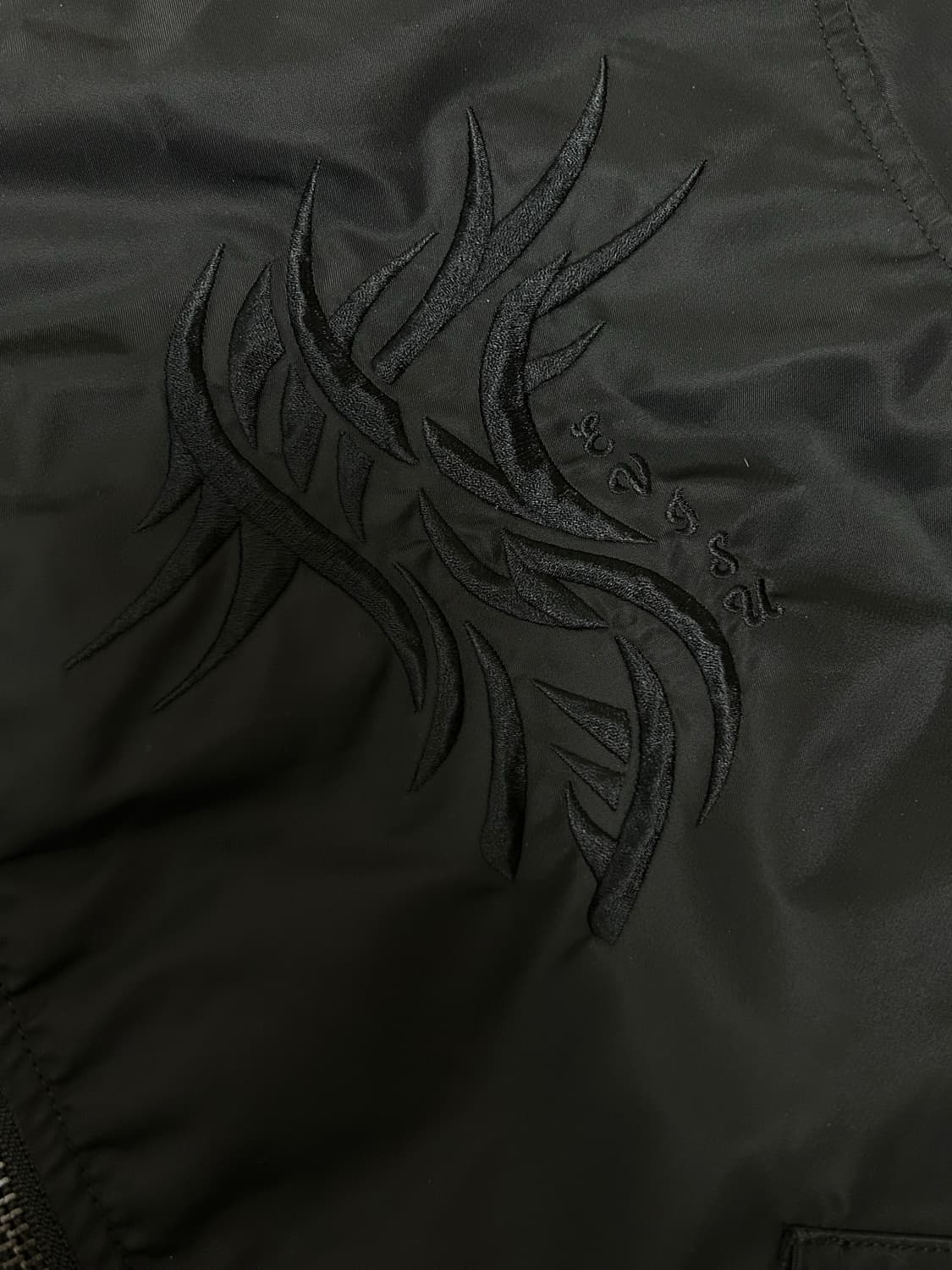 에비수 블랙 자수 붐버 바람막이 자켓 상품이미지4