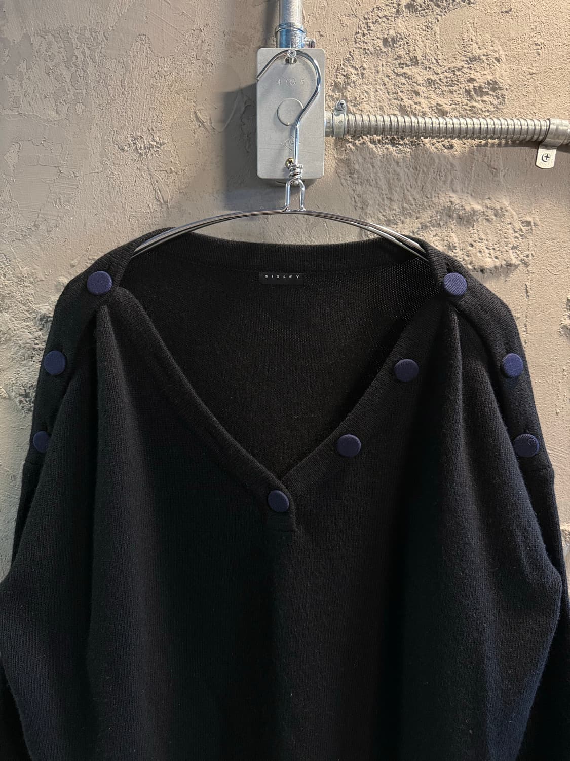 ONE 시슬리 SISLEY 버튼 디테일 브이넥 루즈 니트 블랙 상품이미지4