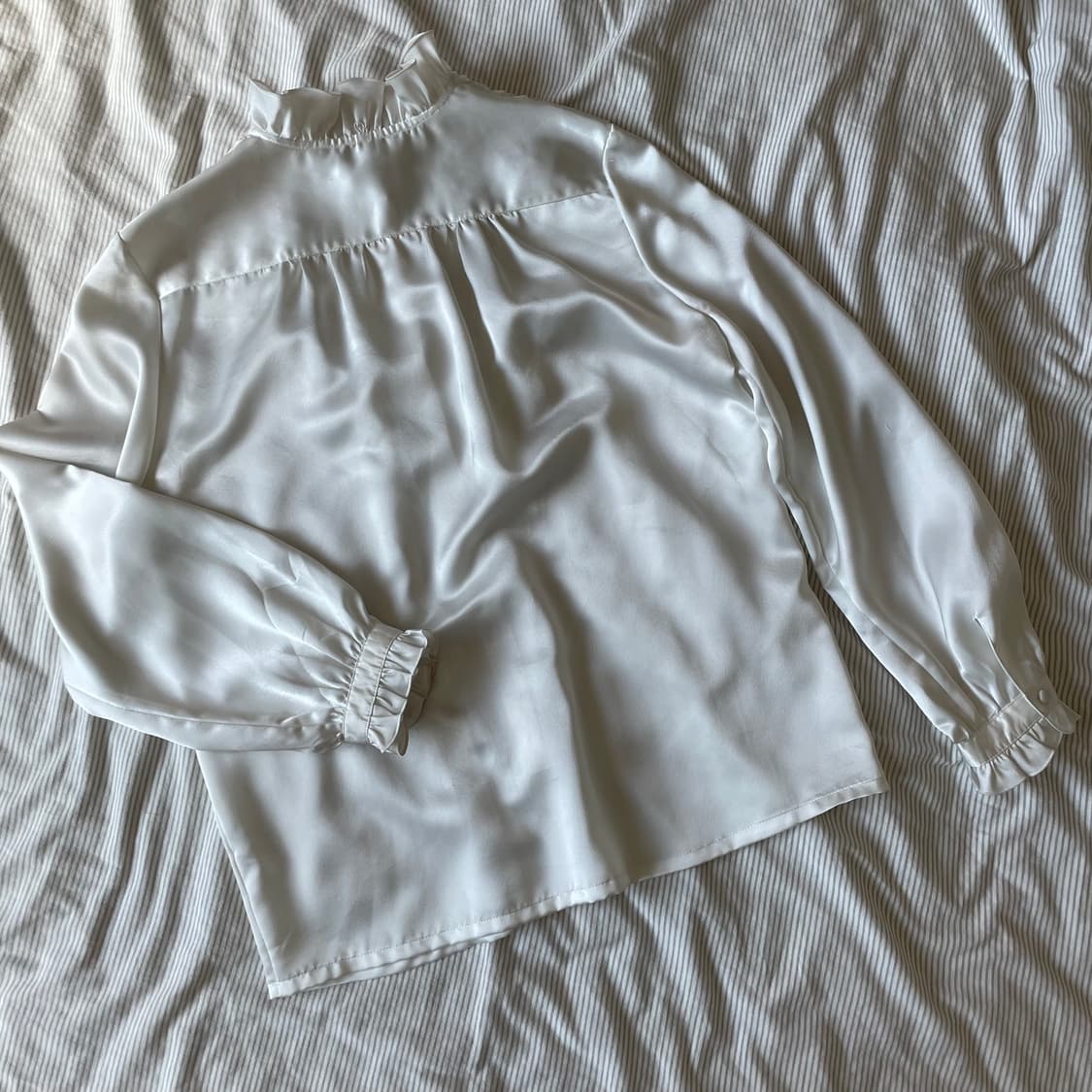 셔링 러플 핀턱 디테일 새틴 블라우스 상품이미지2