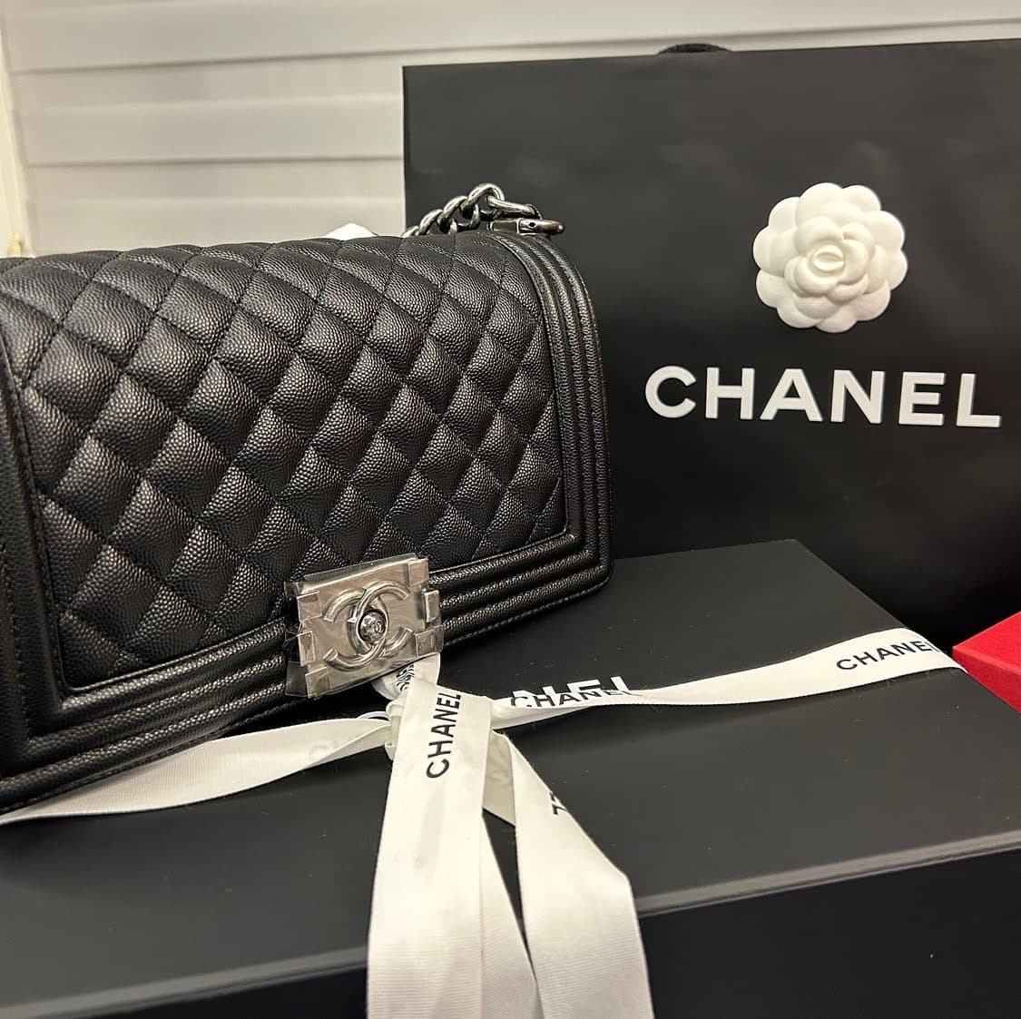 [새 상품급] 샤넬 보이백 캐비어 미디움 은장 상품이미지1