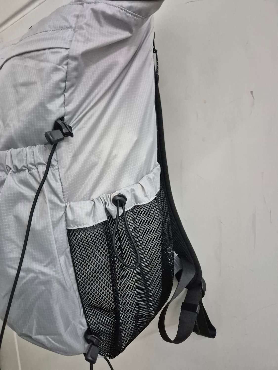 로우로우 스트링 윈드 백팩 020 라이트 그레이 상품이미지2