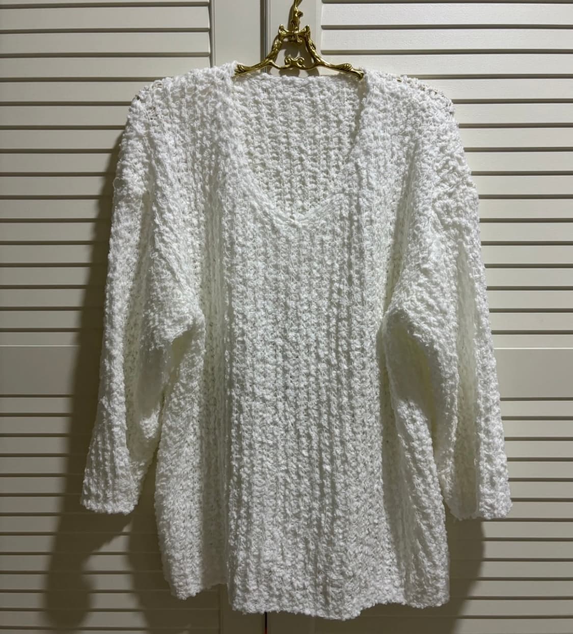 (새제품) 화이트 부클 루즈핏 니트 시스루 오프숄더 뽀글 상품이미지1