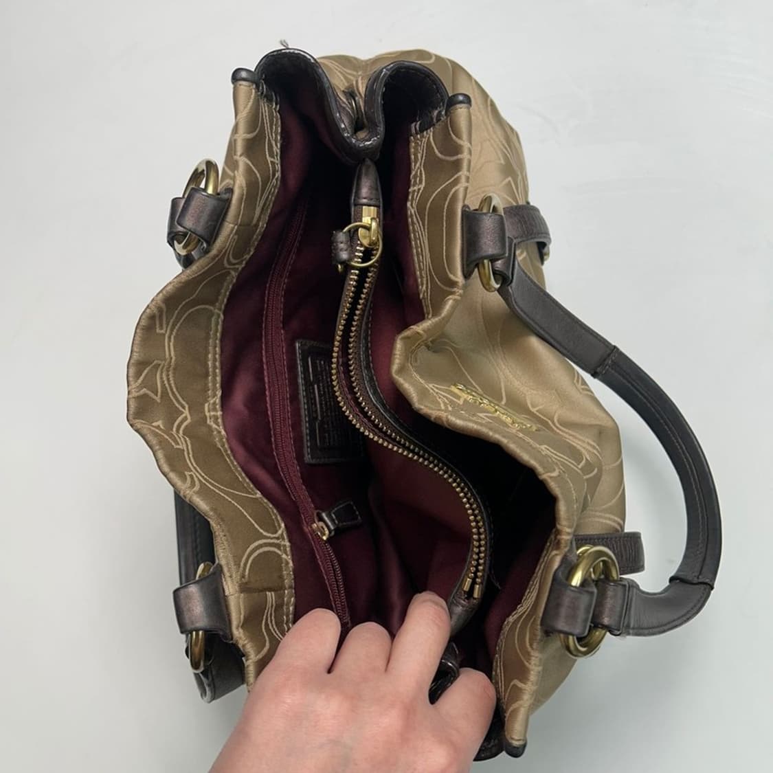 코치 시그니처 옵아트 자카드 및 에나멜 혼방 호보 숄더백 상품이미지5