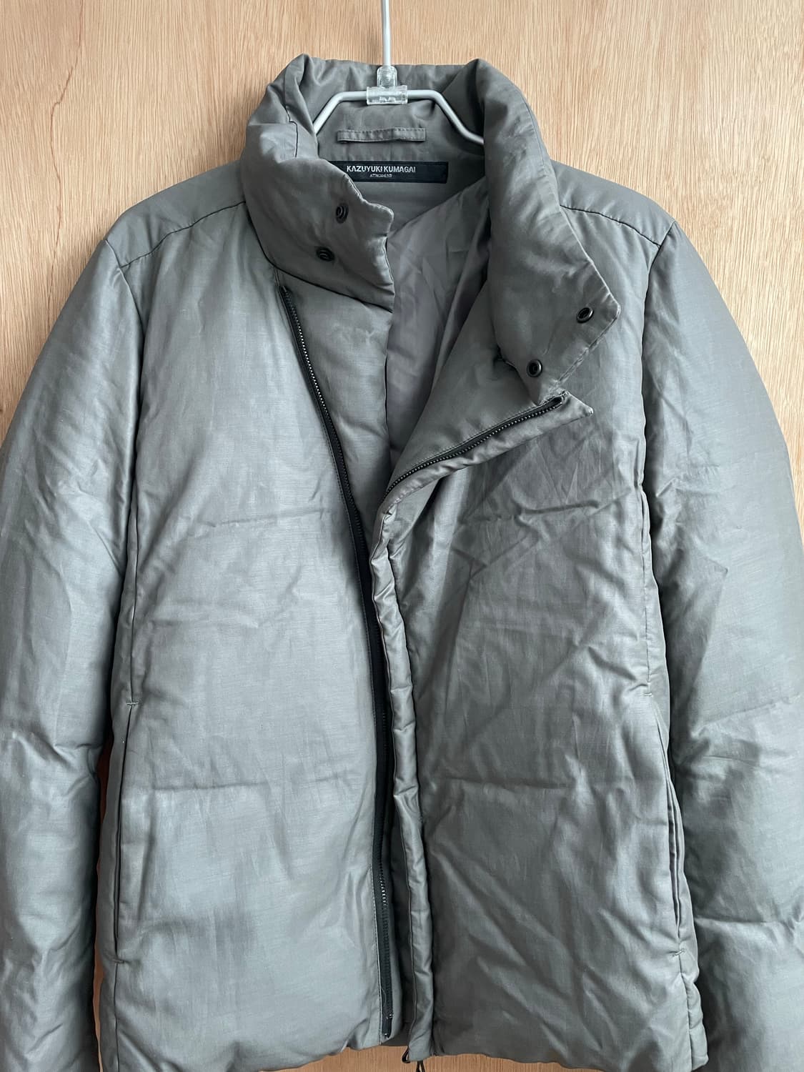 카즈유키쿠마가이 사선 집업 패딩 자켓 상품이미지3