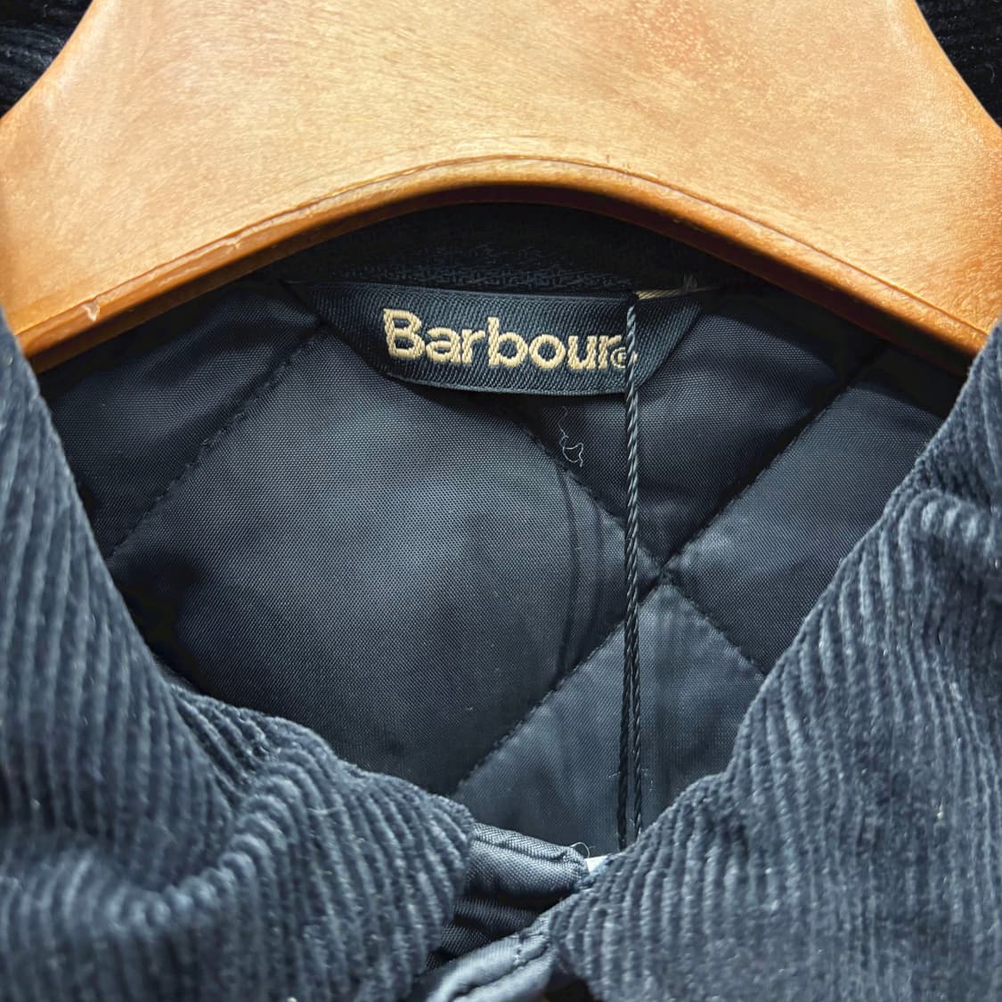 바버 경량 퀄팅 자켓 코듀로이 카라 스냅 버튼 패치 포켓 디테일 블랙 상품이미지6