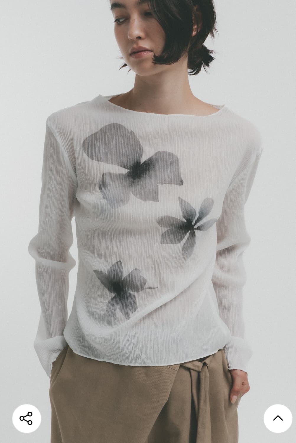 솔티페블 PLEATS FLOWER PRINTING TOP [WHITE] 상품이미지1
