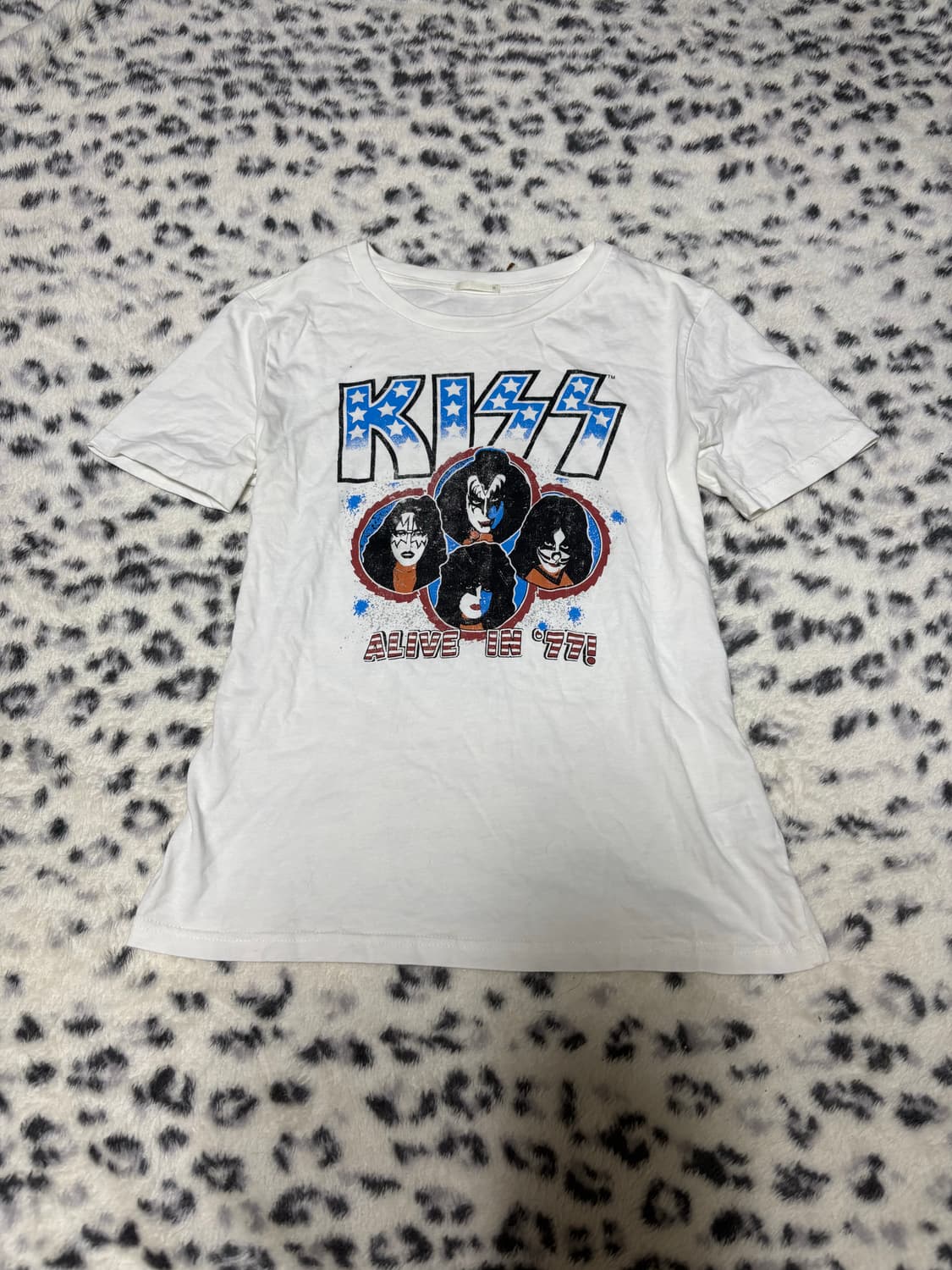 “Unknown” Kiss Print Band Tee 상품이미지1