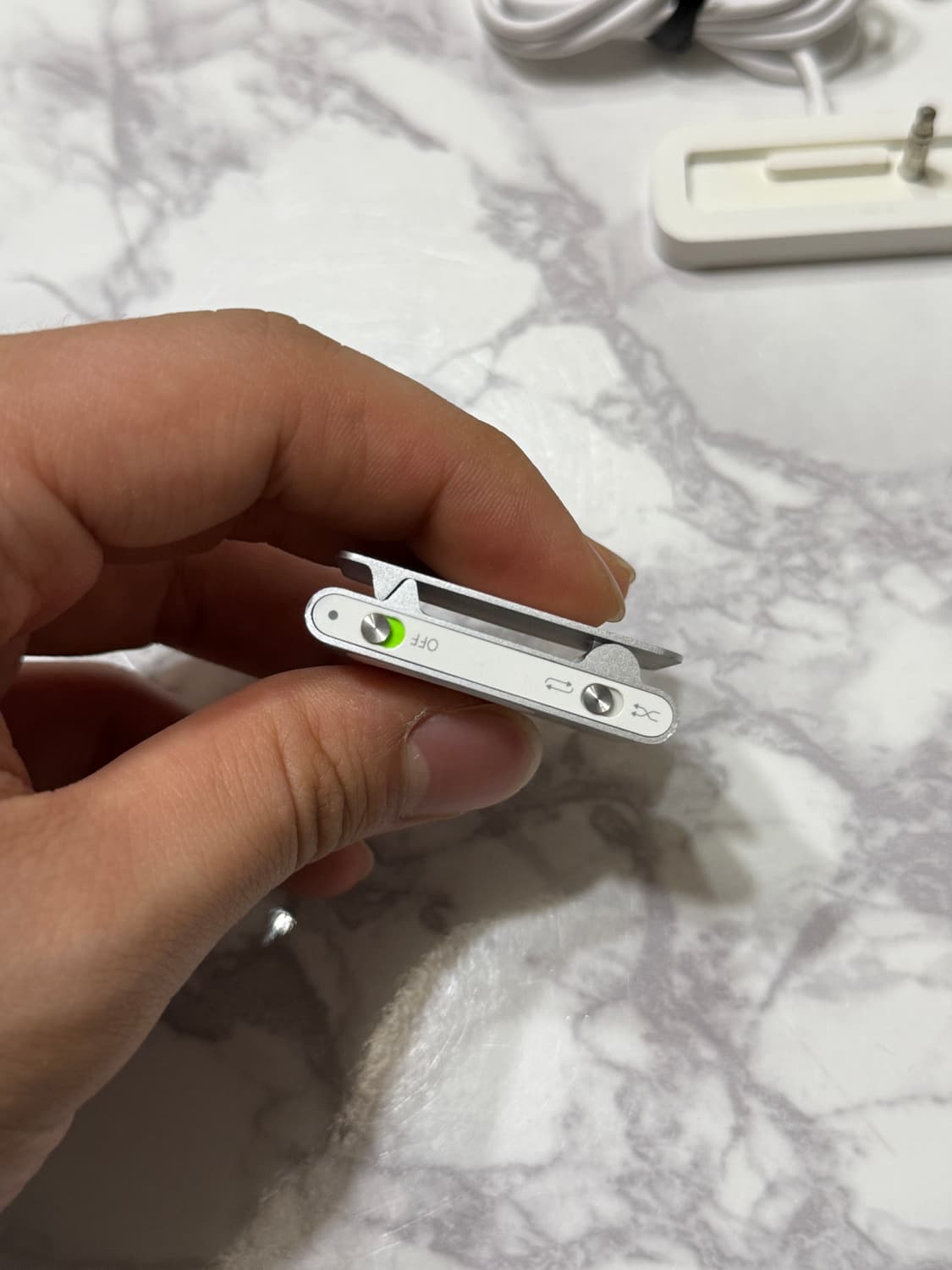 애플 아이팟 셔플 실버2 + 충전케이블 상품이미지3