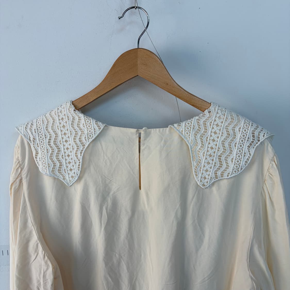 럭키슈에뜨 레이스 빅카라 블라우스 아이보리 상품이미지4