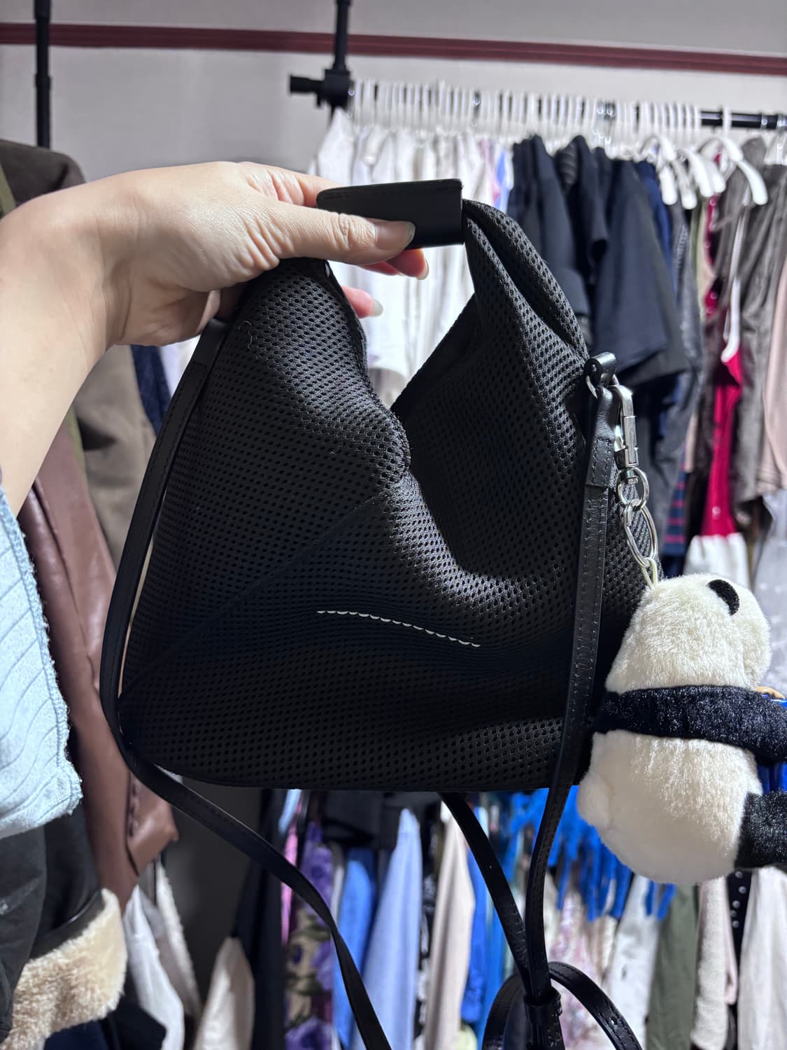 MM6 메종 마르지엘라 메쉬 클래식 크로스바디 재패니즈백 블랙 색상입니다 상품이미지4