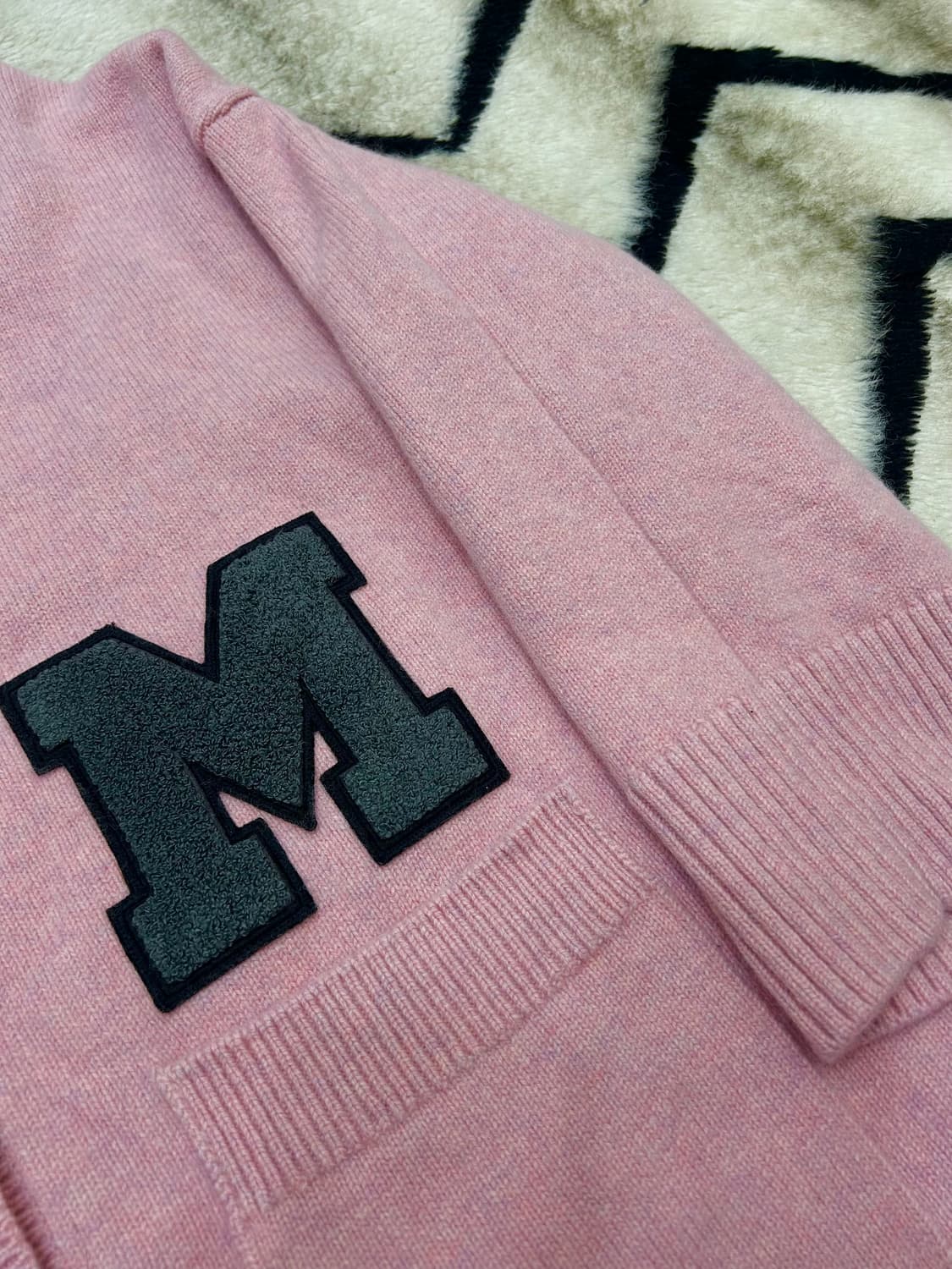 [1]마쥬 M패치 칼리지 오버핏 니트 가디건/핑크 상품이미지1