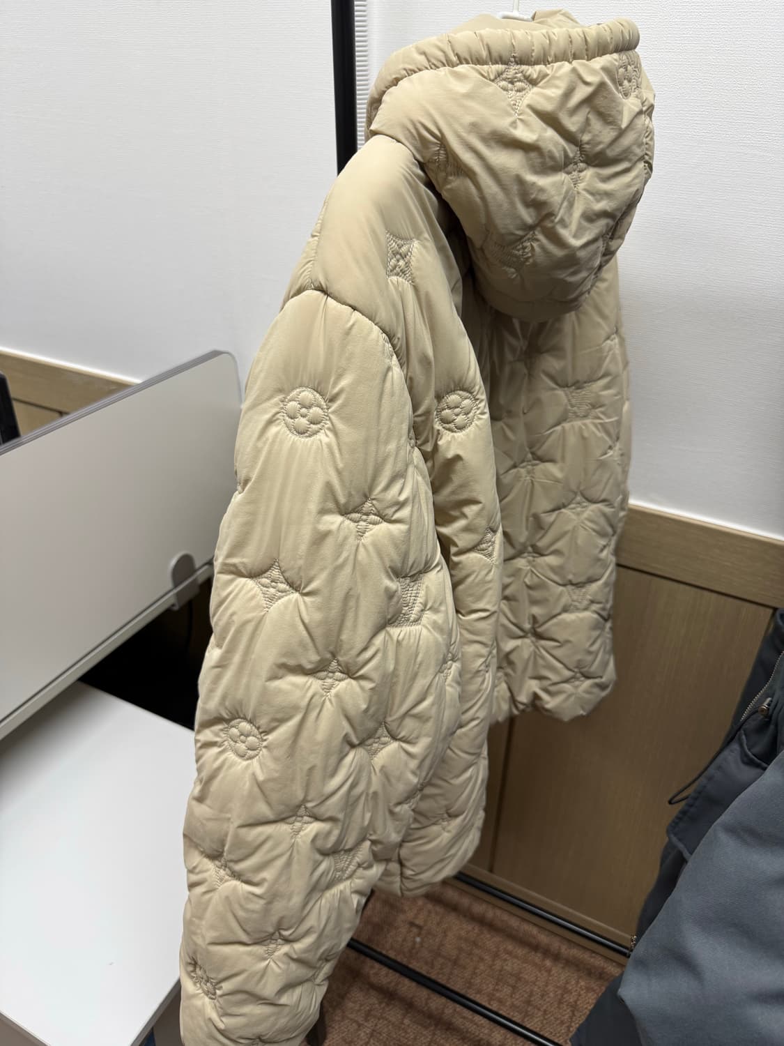 24FW 루이비통 모노그램 퀄티드 후드 패딩 자켓 베이지 상품이미지3