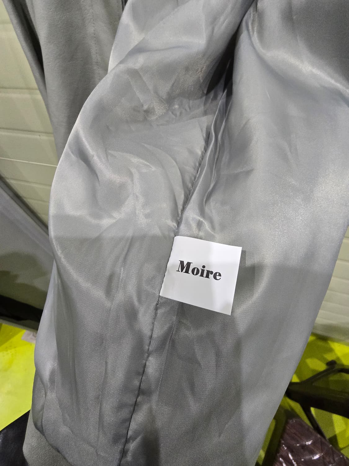 미니멀한 무드의 Moire 여성 가죽 자켓 상품이미지3