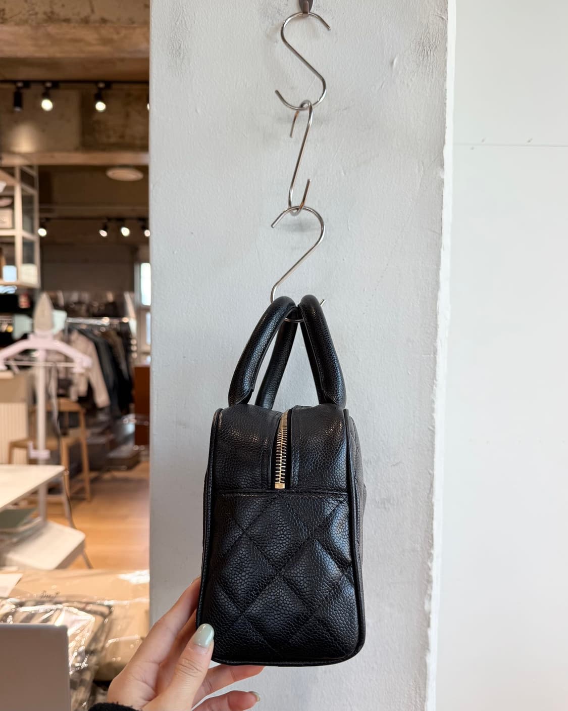 샤넬 블랙 캐비어 볼러백  상품이미지6