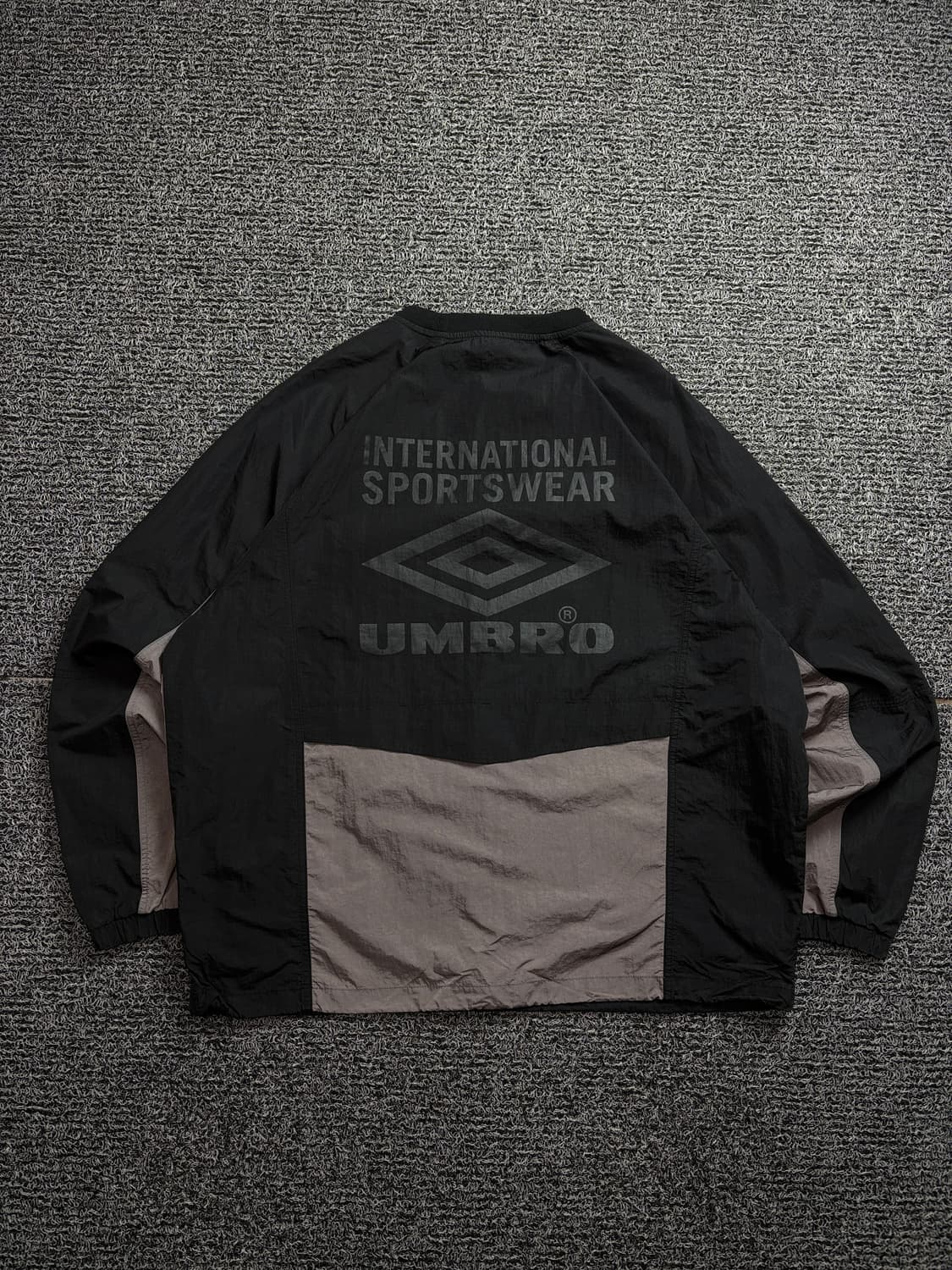 엄브로 빅로고 배색 나일론 우븐 박시핏 웜업 1961 상품이미지5