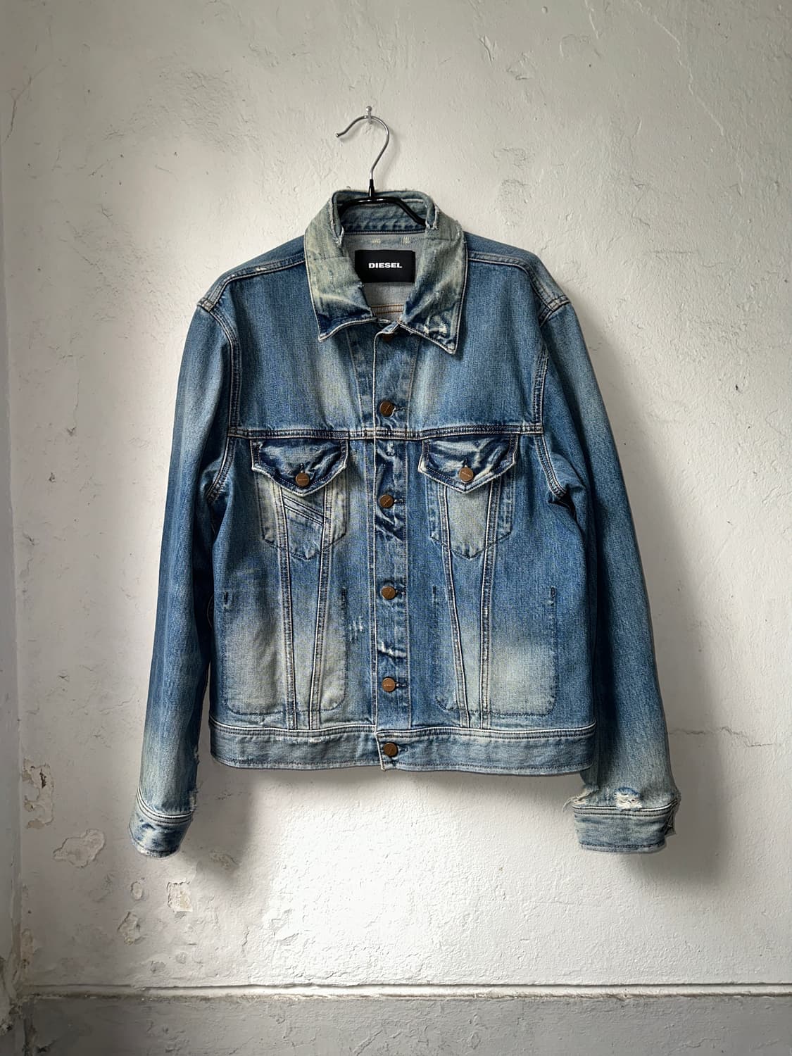 DIESEL 데미지 컷팅 디테일 데님자켓 상품이미지1