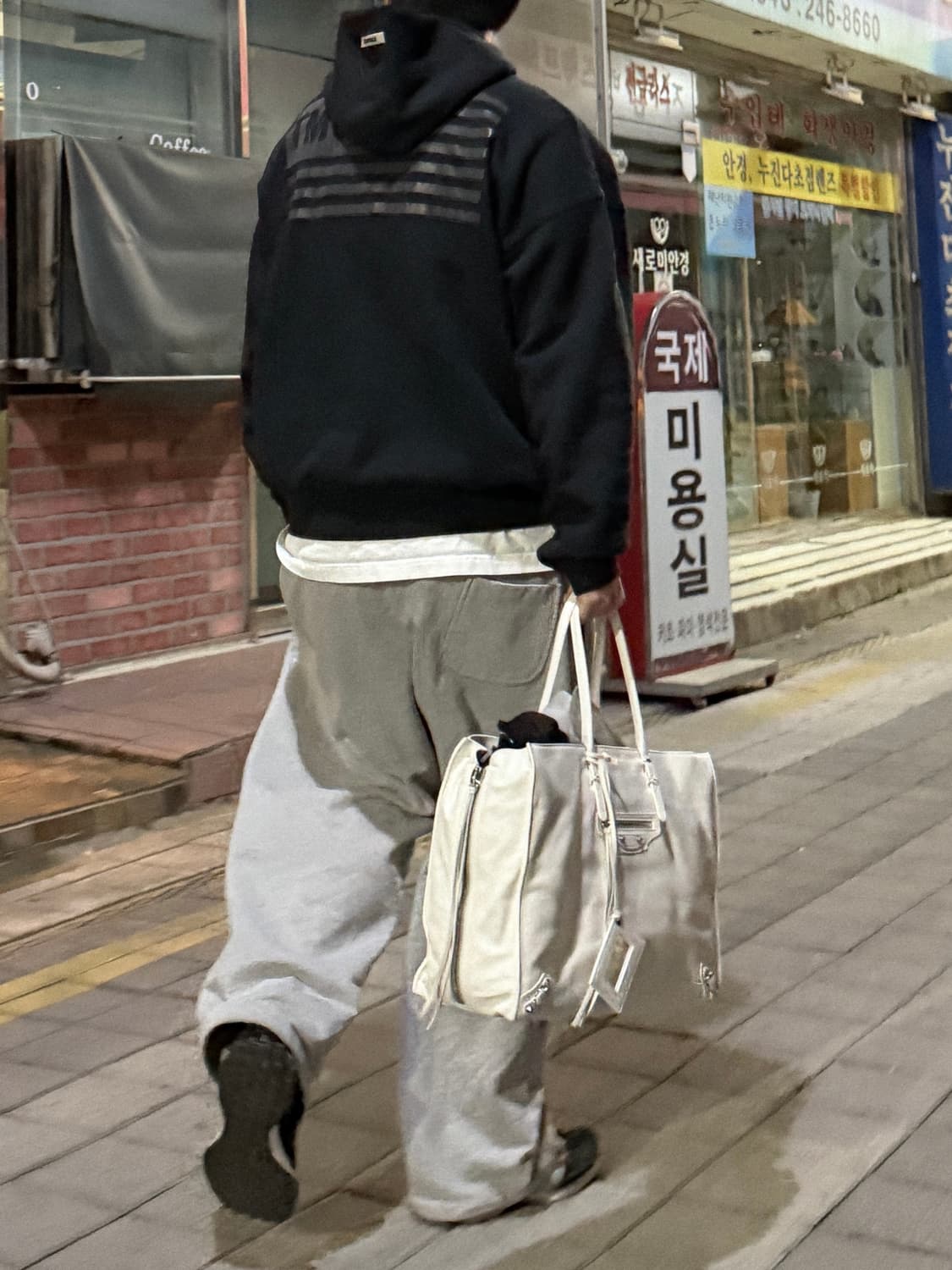 발렌시아가 파피에르 A4 짚 어라운드 쇼퍼백 상품이미지3