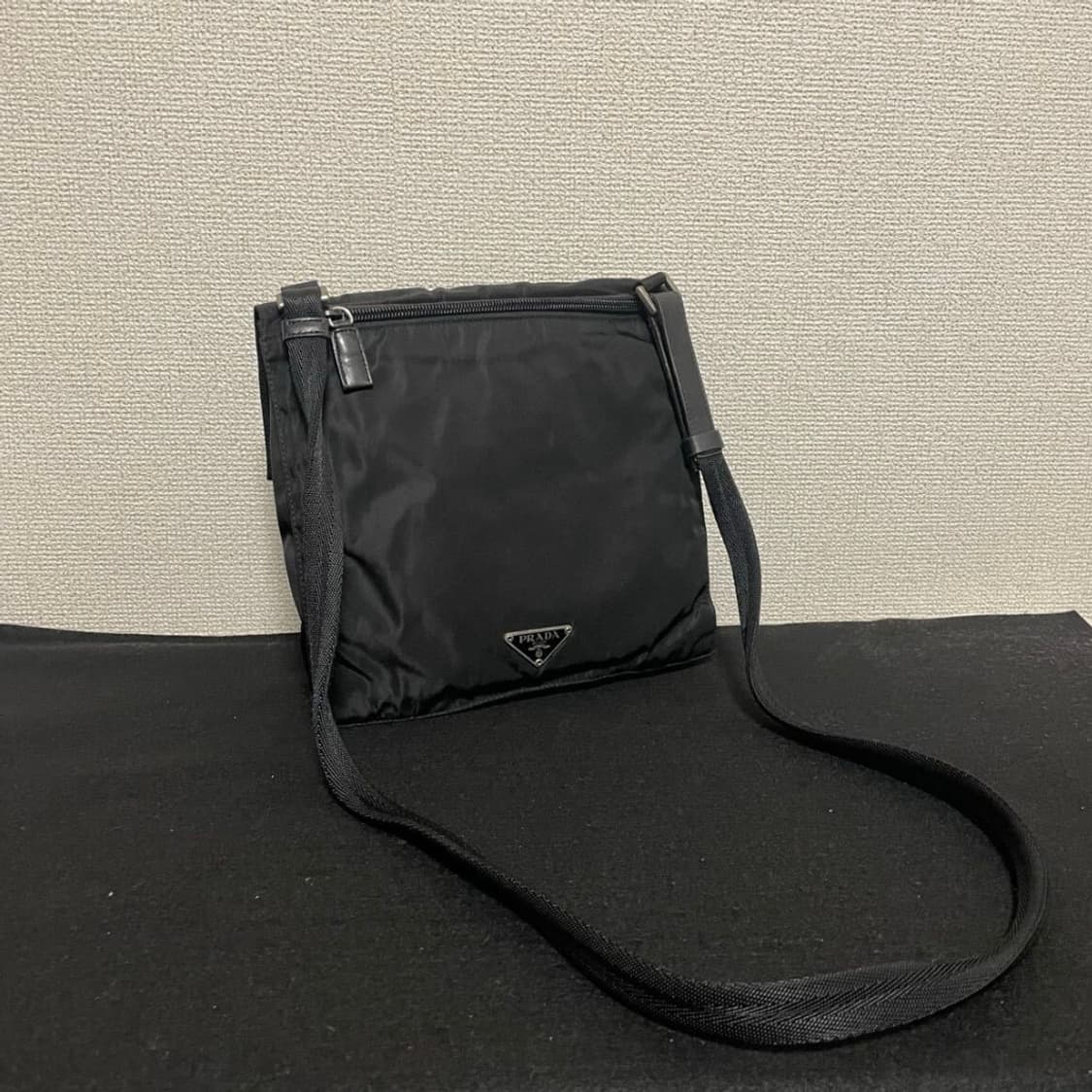 프라다 블랙 포코노 나일론 크로스백 상품이미지2