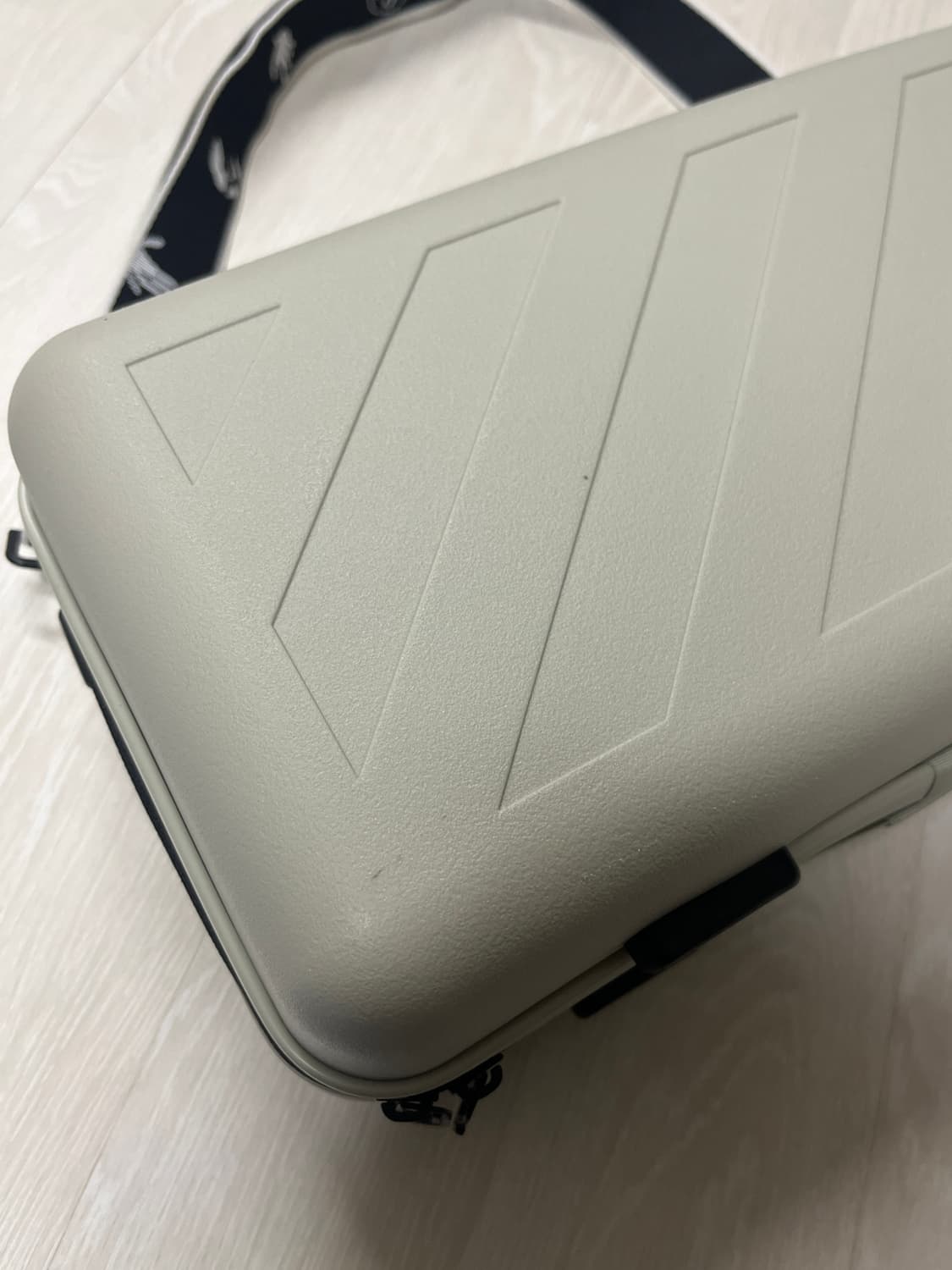 오프화이트x아모레퍼시픽 하드케이스 가방 상품이미지4