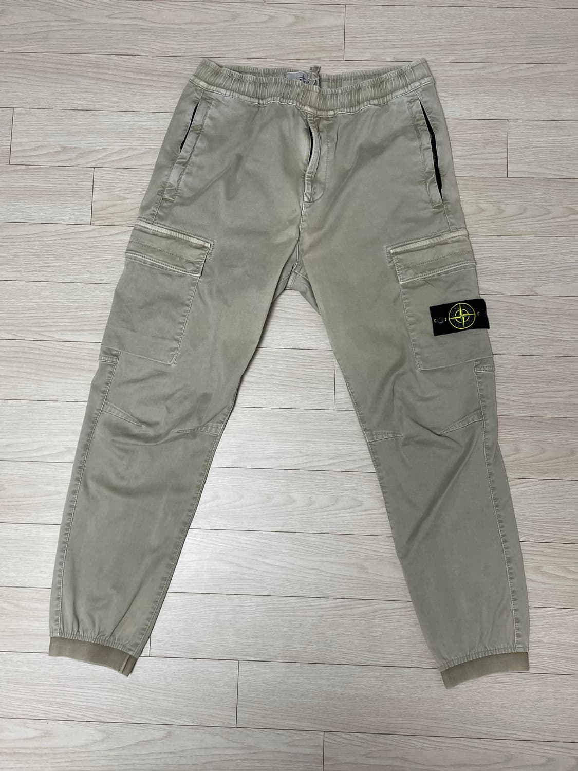 [ 30 ] 22fw 스톤아일랜드 와펜패치 카고팬츠 밴딩 베이지 상품이미지1