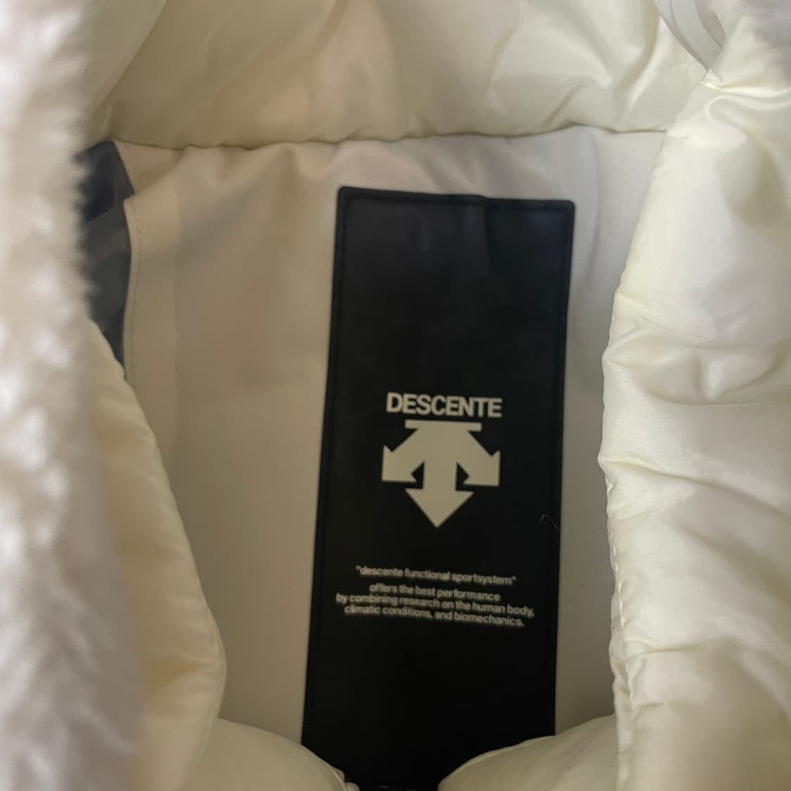 데상트 화이트 로고패치 플리스 자켓 95 상품이미지4