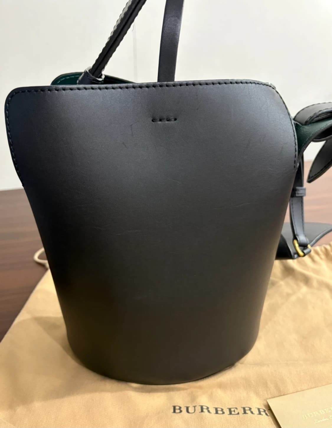 버버리 레더 버킷백 상품이미지2