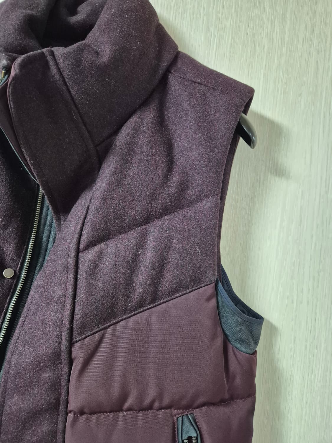 솔리드 옴므 우영미 가죽 배색 캐시미어  다운 베스트 95 상품이미지4