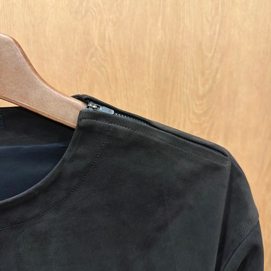 질스튜어트 스웨이드 롱슬리브 티셔츠 버튼 커프스 숄더 지퍼 디테일 블랙 상품이미지6