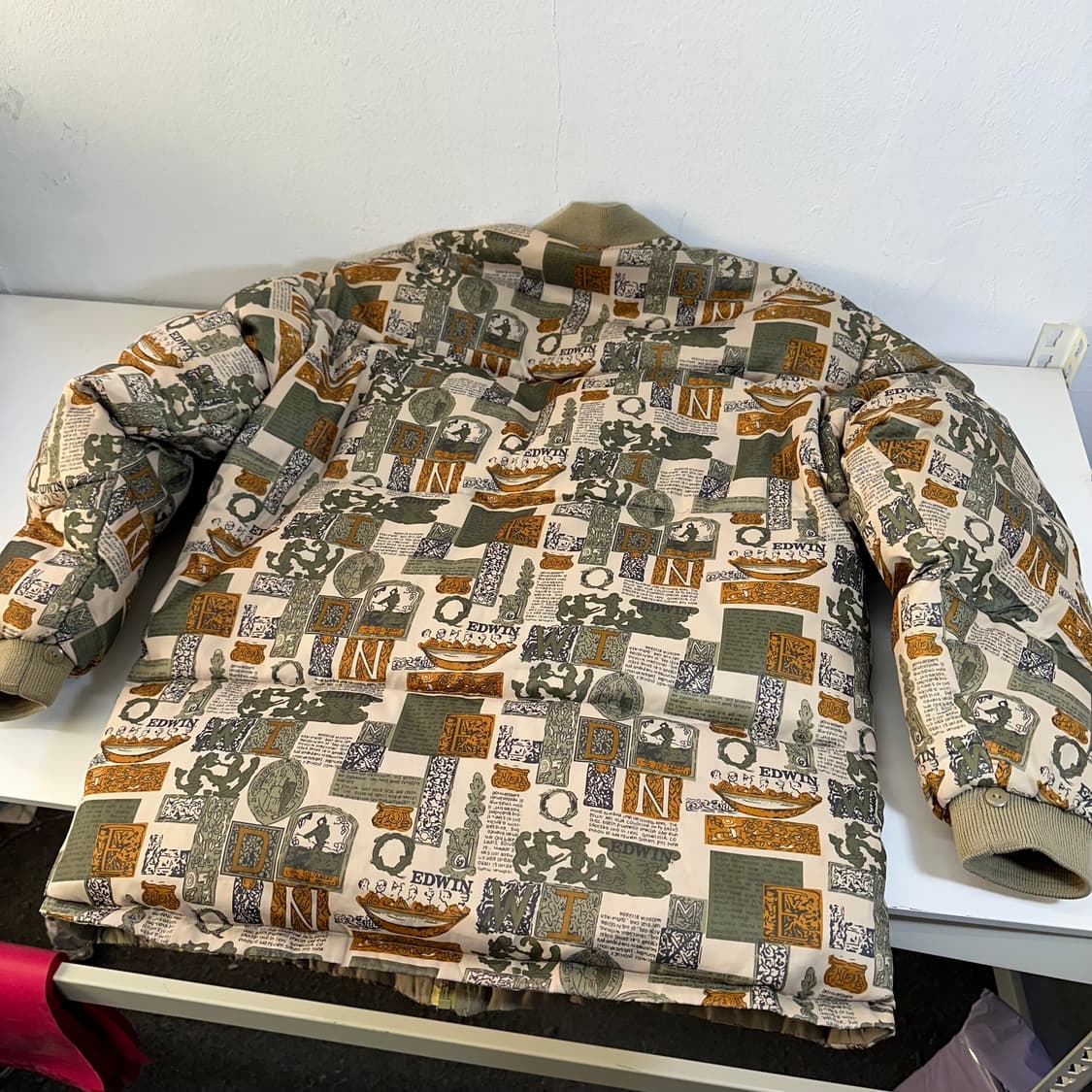 100-105 에드윈 그래픽패턴 논카라 구스다운 패딩 상품이미지5