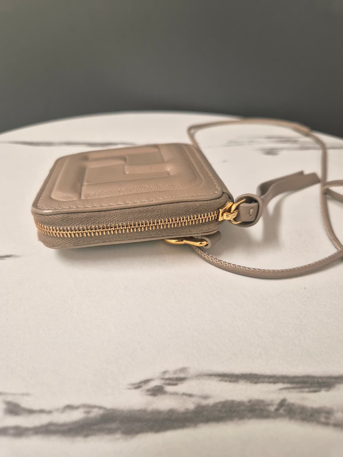 펜디 FF 큐브 엠보싱 스몰 지퍼 지갑 상품이미지4