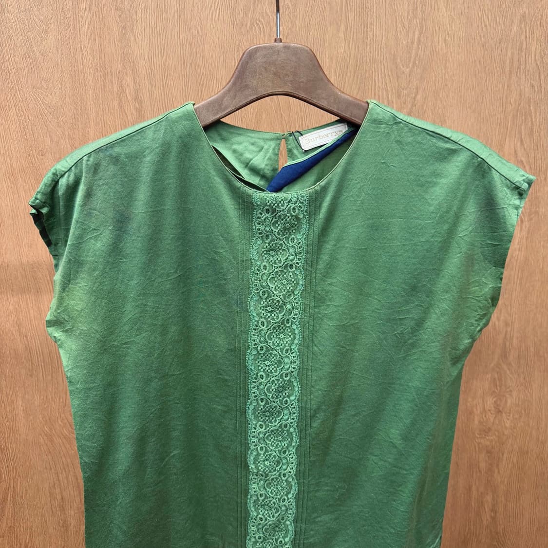 버버리 슬리브리스 프론트 블라우스 레이스 패널 디테일 루즈핏 그린 상품이미지4