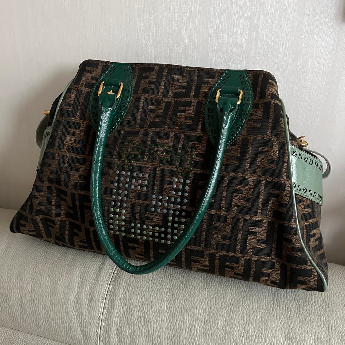 펜디 주카 캔버스 숄더백 그린핸들 상품이미지1