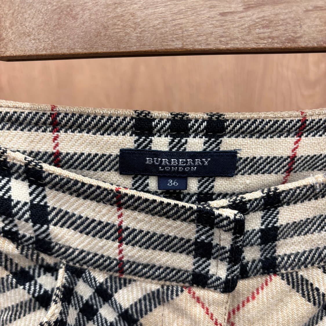버버리 런던 미디 스커트 노바 체크 패턴 컷오프 마감 디테일 베이지 상품이미지7