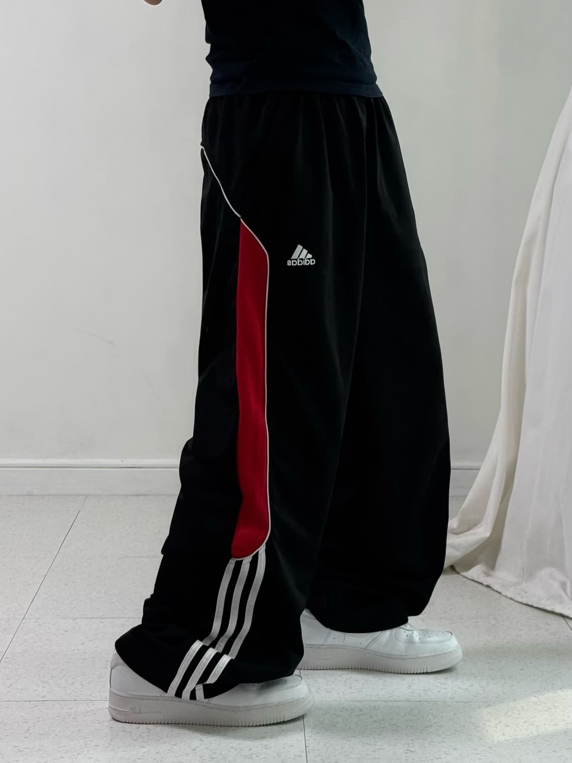 아디다스 블랙 레드 트랙팬츠 상품이미지2