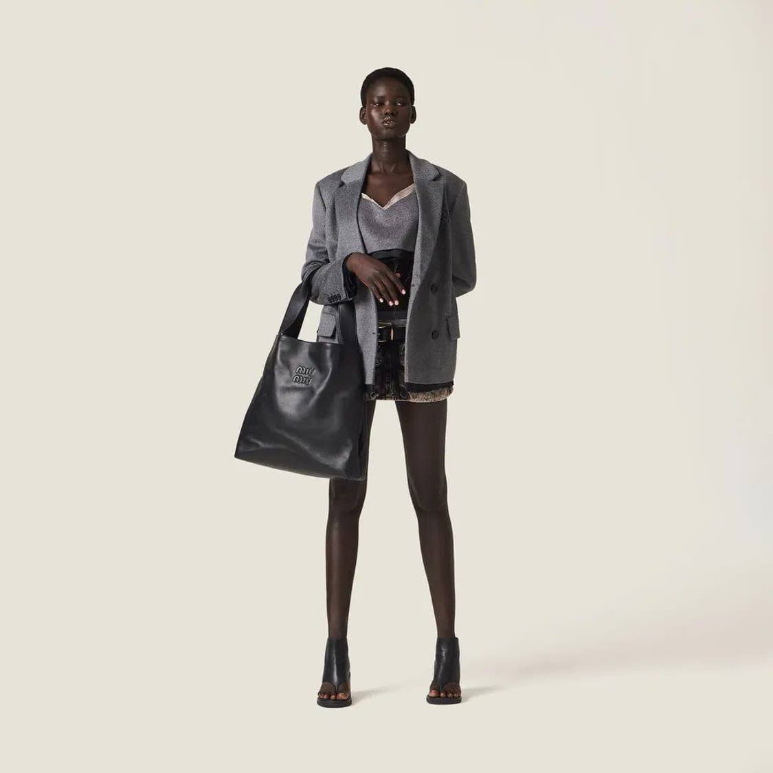 미우미우(Miu Miu) 엠보스드 로고 가죽 토트백 상품이미지4