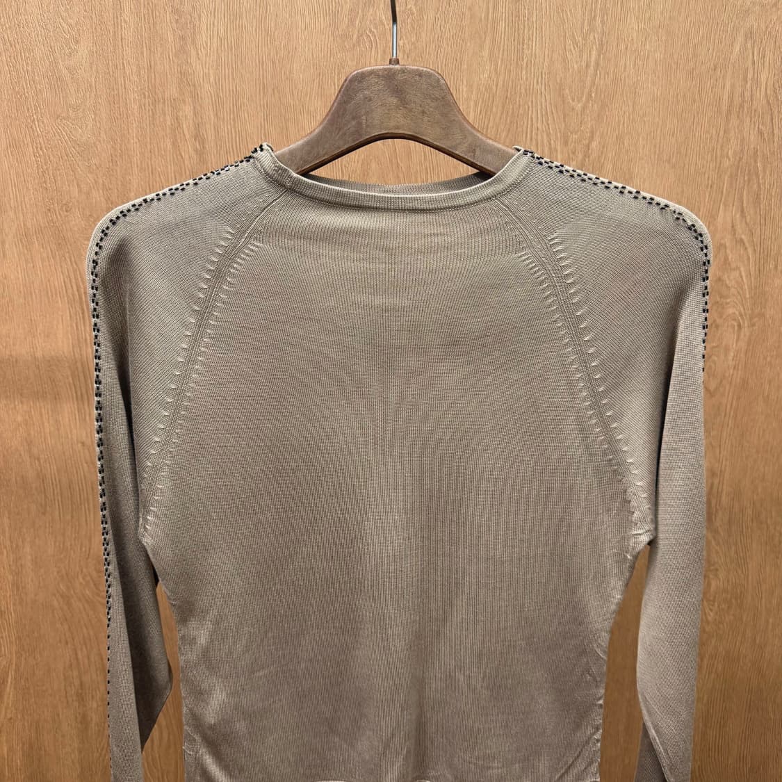 스피치오 라운드넥 실크 니트 비즈 장식 라인 디테일 레귤러핏 베이지 상품이미지4