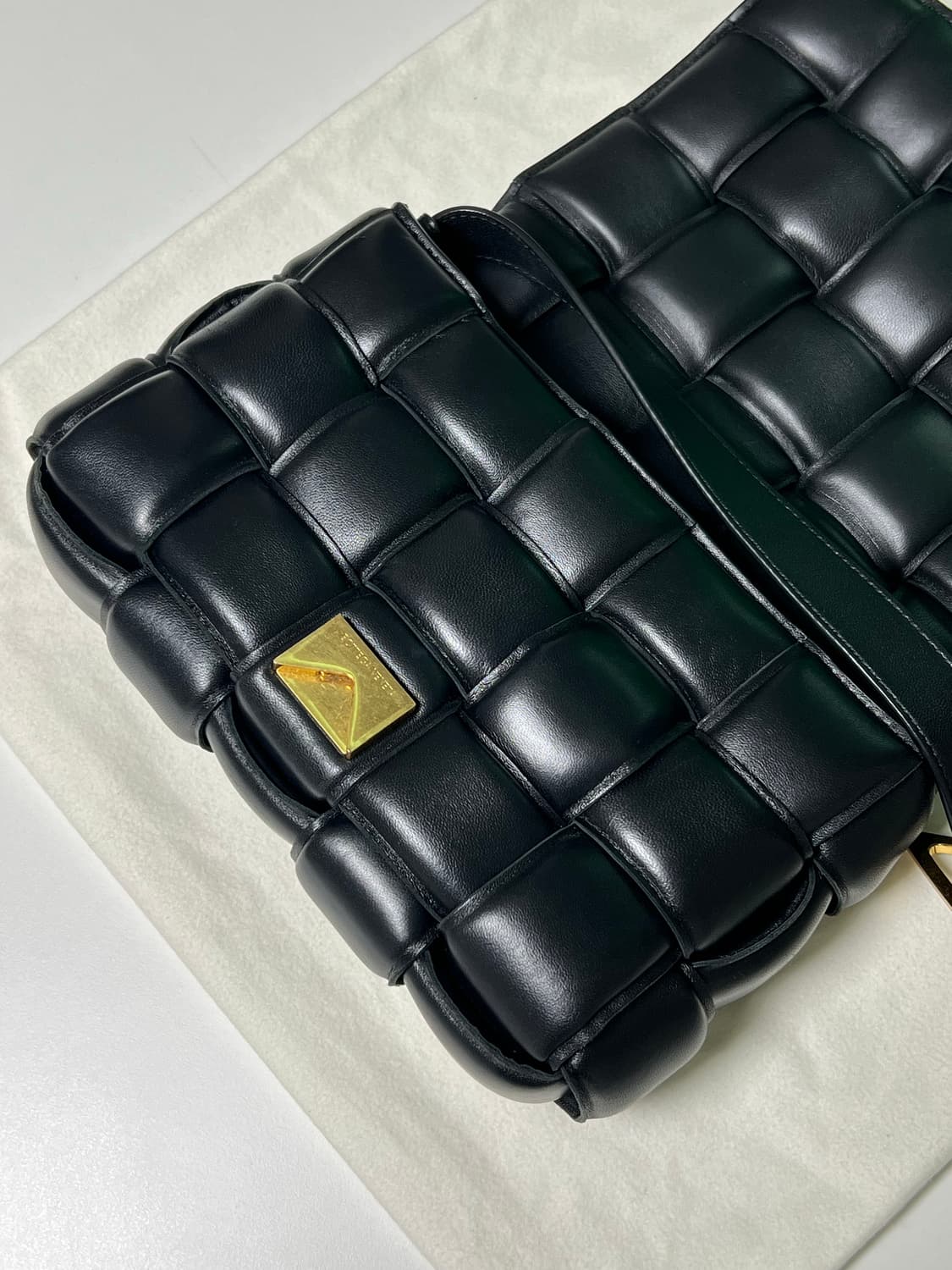 [정품] 백화점판 / 보테가베네타 패딩 카세트백 블랙 금장 상품이미지8