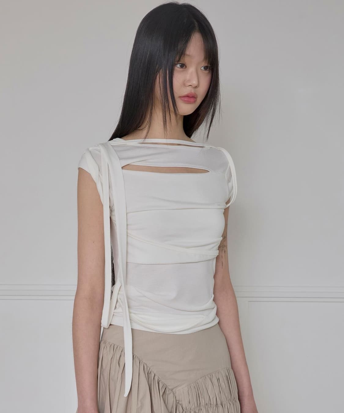 플레어업 Draped Strap Roll-Up T-Shirt 상품이미지2