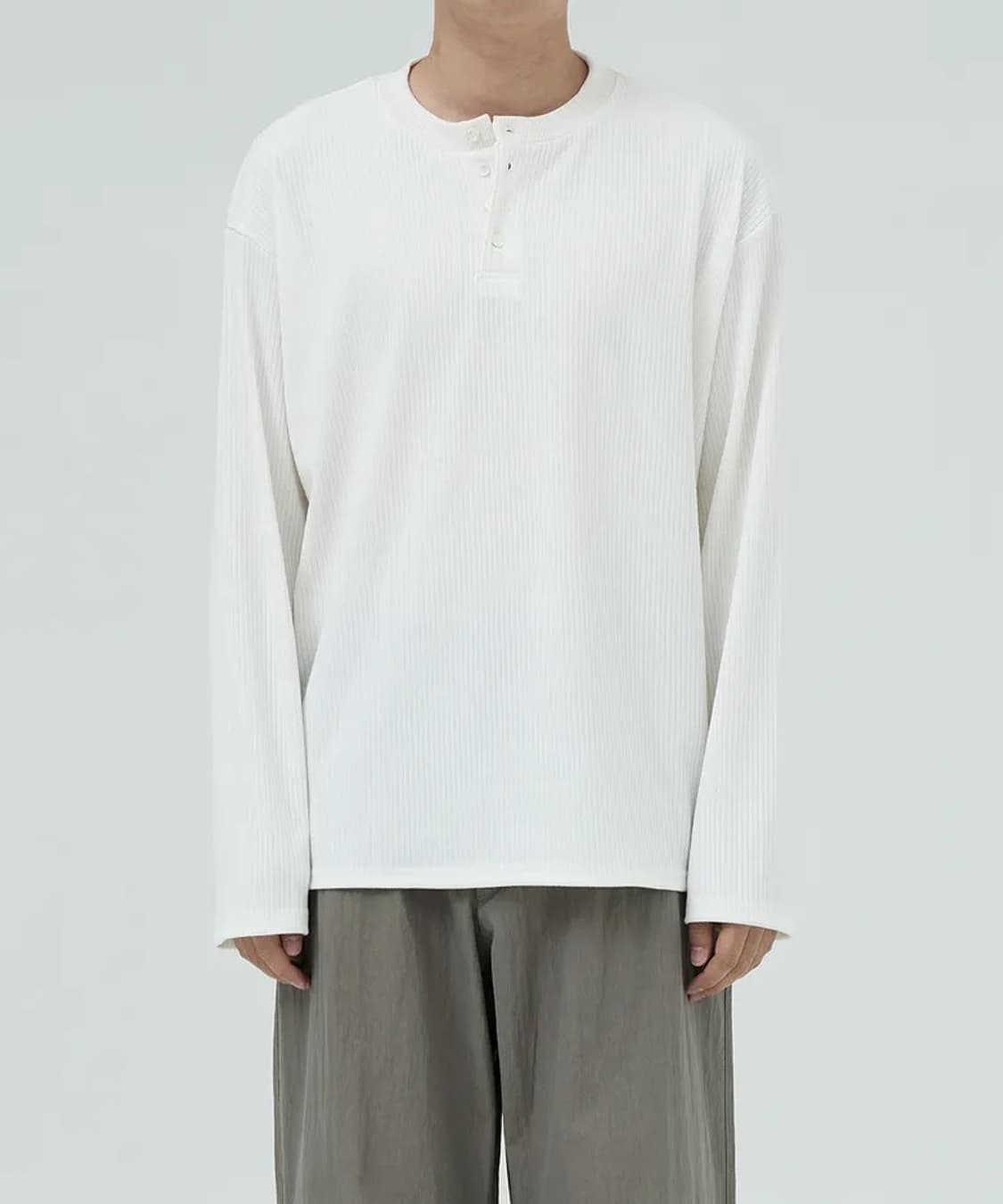 오엑스 스튜디오 모먼트 헨리넥 롱슬리브 화이트 색상 48사이즈입니다 얇은 상품이미지3