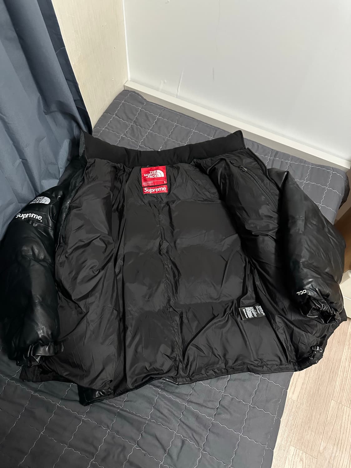 슈프림 노스페이스 레더 눕시 블랙 700패딩 상품이미지3