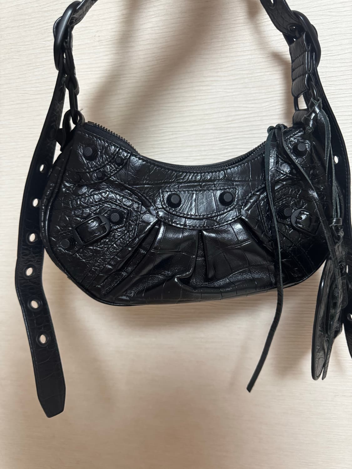 발렌시아가 르 카골 XS 크로커다일 이펙트 레더 숄더백 블랙 상품이미지2